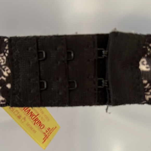 Buttery soft designer bra 32B - Picture 9 of 9